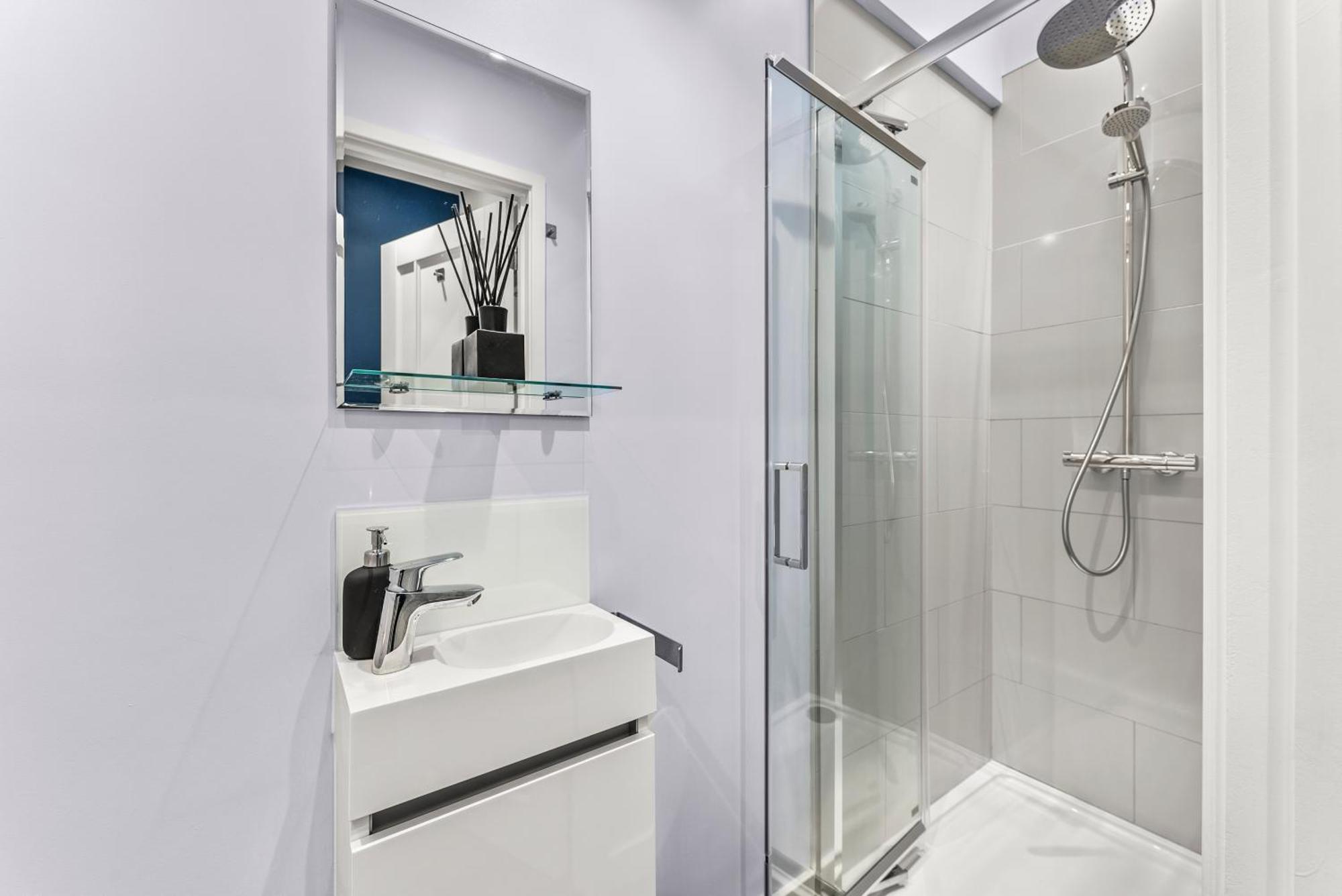 Elegant Retreat In Cheltenham - Garden & Parking Included Exterior foto
