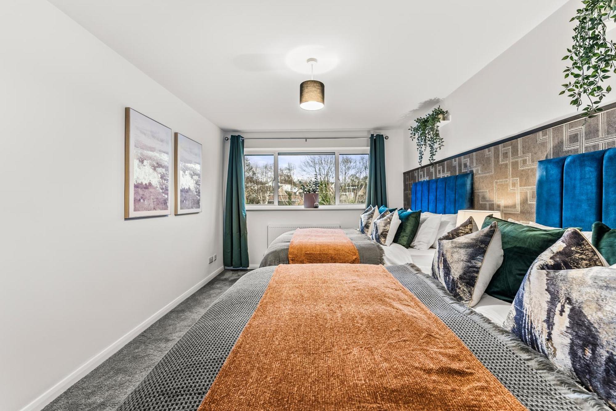 Elegant Retreat In Cheltenham - Garden & Parking Included Exterior foto